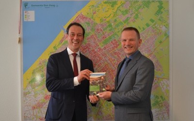 Congresbundel Dag van de Omgevingswet overhandigd aan Vereniging Nederlandse Gemeenten